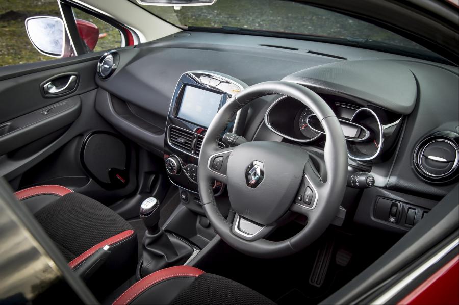Интерьер Renault Clio 2016 года  (UK) (фото 3 из 31)